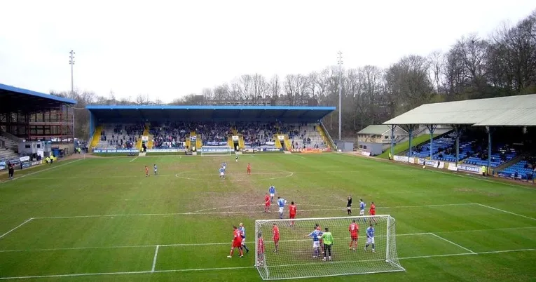 Khán đài South Stand tại The Shay Stadium, nơi tập trung cổ động viên nhà của FC Halifax Town với khu vực đứng an toàn.