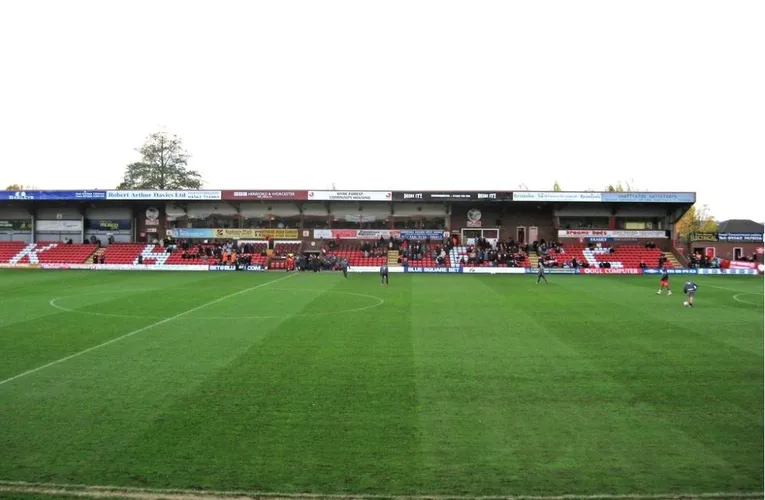 Khán đài Tây nhìn từ trên cao tại Aggborough Stadium
