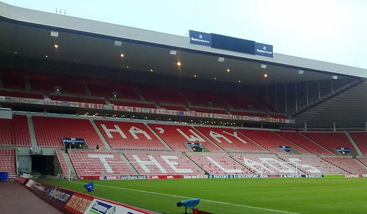 Khán đài The Stadium of Light với dòng chữ 'Ha'way the lads' và biểu tượng Sunderland