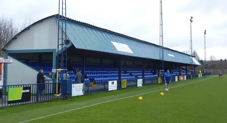 Khán đài trống tại Longmead Stadium, cho thấy không gian và hàng ghế dành cho cổ động viên của Tonbridge Angels