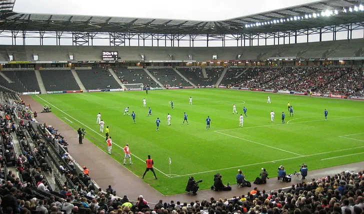 Khán giả xem trận đấu trên sân Stadium MK, phản ánh không khí của một ngày thi đấu bóng đá Anh.
