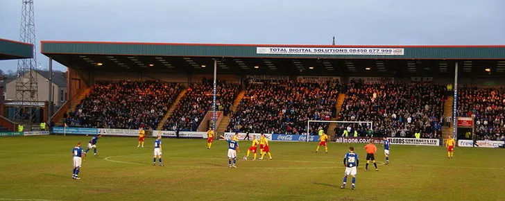 Khoảnh khắc trận đấu căng thẳng giữa Rochdale và Darlington tại Spotland Stadium.
