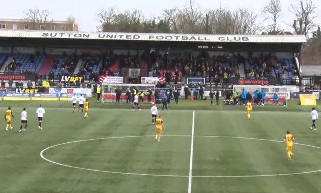 Khoảnh khắc trận đấu Sutton United và Torquay United trên sân nhà