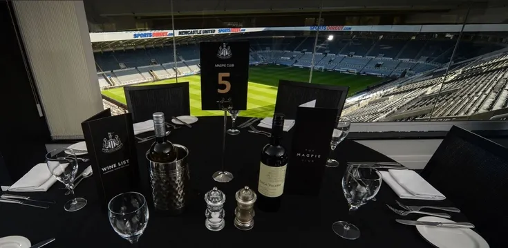 Không gian bên trong khu vực tiếp đón VIP tại sân St. James' Park, thể hiện đẳng cấp dịch vụ hospitality của Newcastle United