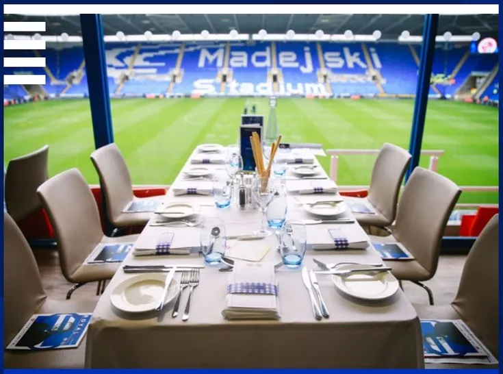 Không gian dịch vụ hospitality sang trọng tại Sân vận động Madejski, phục vụ các sự kiện và trải nghiệm đặc biệt.
