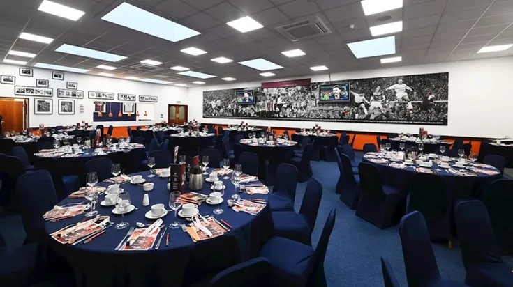 Không gian khách sạn VIP tại sân Kenilworth Road, trải nghiệm cao cấp cùng Luton Town