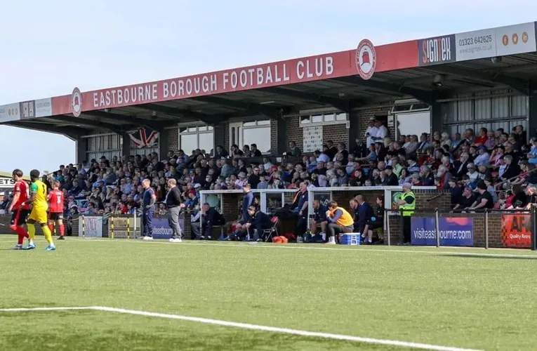 Không khí náo nhiệt của sân vận động Priory Lane vào ngày diễn ra trận đấu của Eastbourne Borough FC