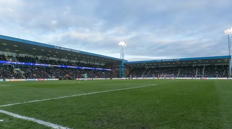 Không khí náo nhiệt tại Priestfield Stadium vào ngày thi đấu, thể hiện niềm đam mê của người hâm mộ Gillingham.
