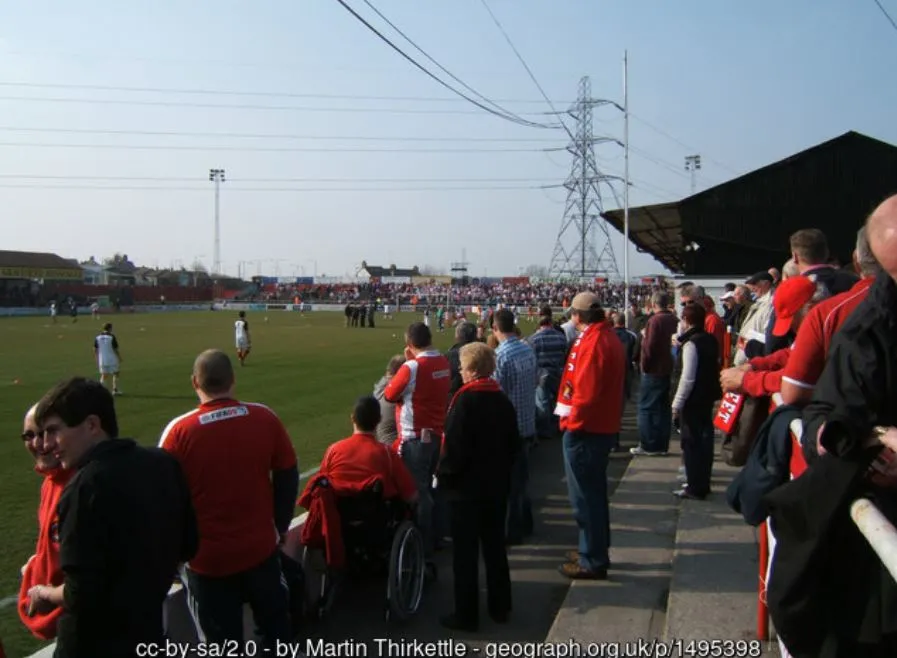 Không khí sôi động tại sân Stonebridge Road vào ngày thi đấu của Ebbsfleet United