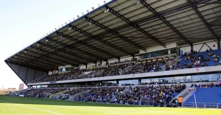 Không khí trận đấu sôi động tại sân Kassam vào ngày thi đấu của Oxford United