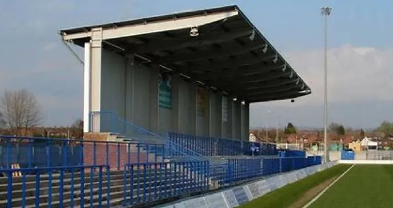 Khu khán đài đứng (terrace) tại Tameside Stadium Ashton
