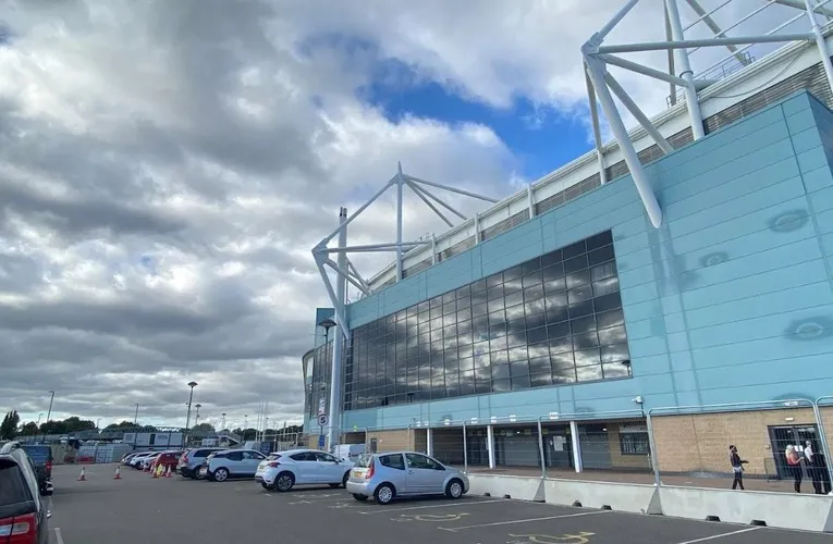 Khu vực bãi đỗ xe rộng rãi tại sân Coventry Building Society Arena, giải pháp cho người hâm mộ di chuyển bằng ô tô