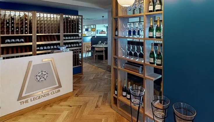 Khu vực dịch vụ khách sạn (hospitality) sang trọng tại sân Elland Road, nơi đón tiếp VIP và các sự kiện đặc biệt