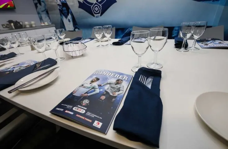 Khu vực dịch vụ khách sạn sang trọng tại sân Toughsheet Community Stadium, mang đến trải nghiệm đẳng cấp