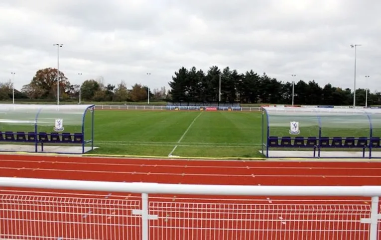 Khu vực ghế dự bị (dugouts) hiện đại tại Sân vận động Queen Elizabeth II, nơi huấn luyện viên chỉ đạo chiến thuật cho Enfield Town FC