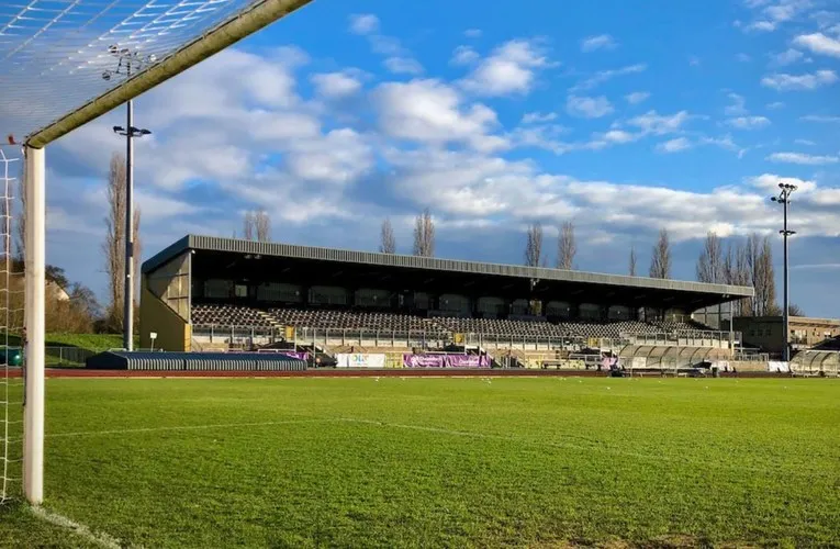 Khu vực khán đài chính có mái che tại Melbourne Community Stadium, nơi có sức chứa lớn nhất và là tâm điểm của sơ đồ chỗ ngồi sân nhà Chelmsford City.