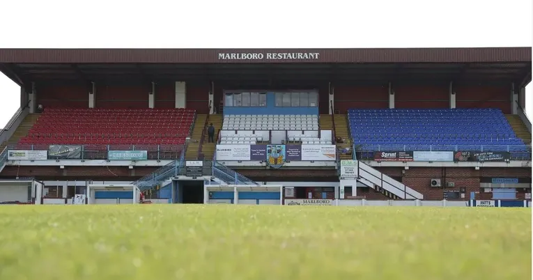 Khu vực khán đài chính Main Stand với ghế ngồi tại Sân Bob Lucas Stadium