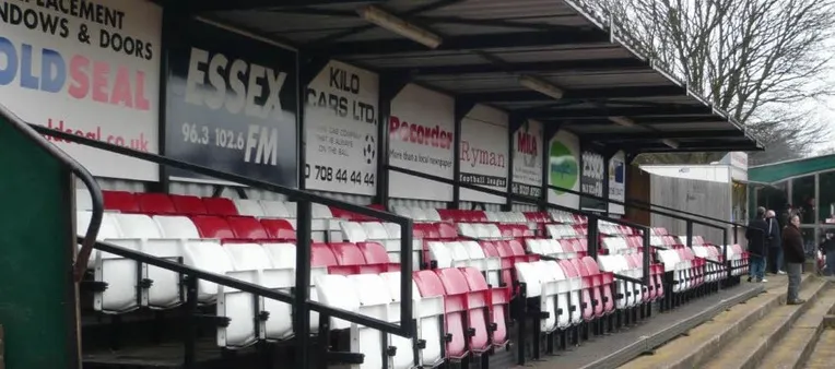 Khu vực khán đài có ghế ngồi tại sân vận động Hornchurch FC.