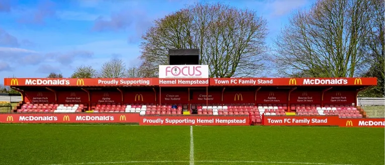 Khu vực khán đài gia đình (Family Stand) tại sân Vauxhall Road, Hemel Hempstead, nơi dành cho người hâm mộ