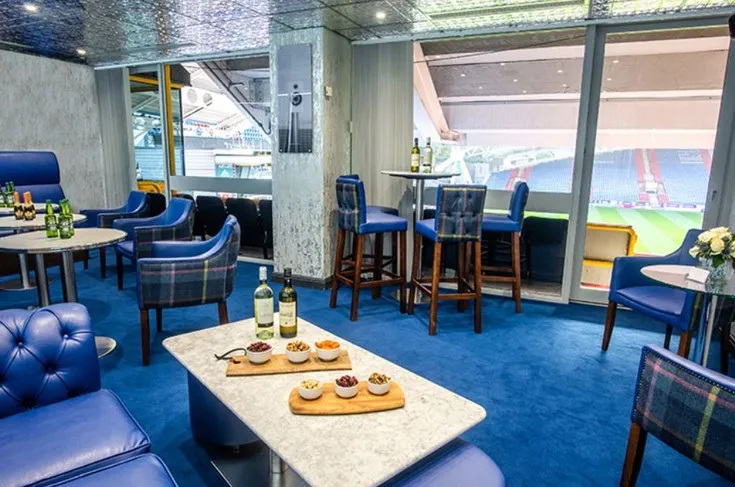 Khu vực sảnh tiếp đón khách VIP tại sân vận động John Smith's, thể hiện không gian hiện đại và sang trọng