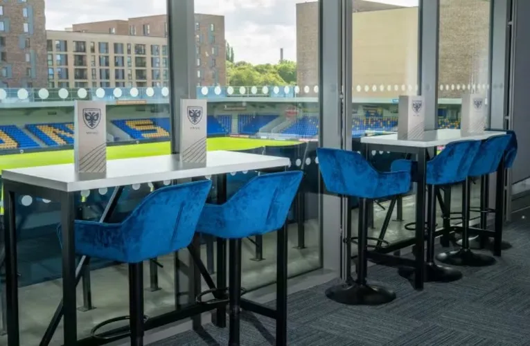 Khu vực tiếp đón khách VIP (Hospitality) sang trọng tại sân vận động Plough Lane