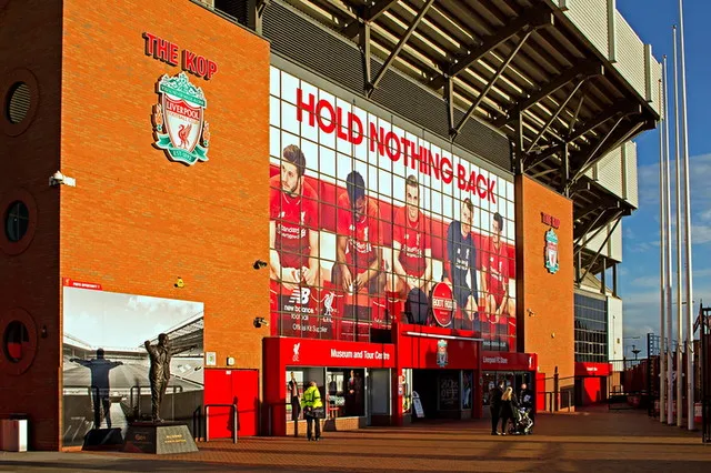 Khung cảnh bên ngoài khán đài The Kop tại sân Anfield, nơi hội tụ của những cổ động viên cuồng nhiệt