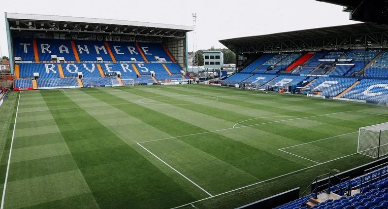 Khung cảnh bên trong sân vận động Prenton Park nhìn từ khán đài, rõ nét các hàng ghế và cấu trúc