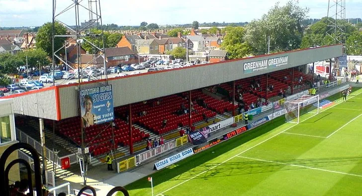 Khung cảnh khán đài The Alan McGloughlin Town End, nơi quy tụ những cổ động viên nhiệt thành nhất của Swindon Town FC, tạo nên bầu không khí sôi động tại County Ground.