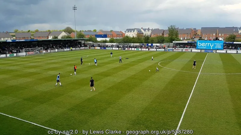 Khung cảnh sân Raymond McEnhill trong một ngày thi đấu của Salisbury FC