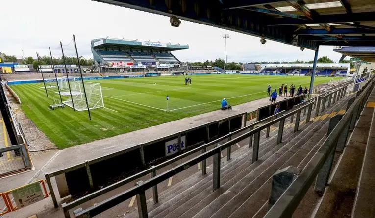 Khung cảnh sân vận động Memorial Stadium từ khán đài, góc nhìn đặc trưng của cổ động viên