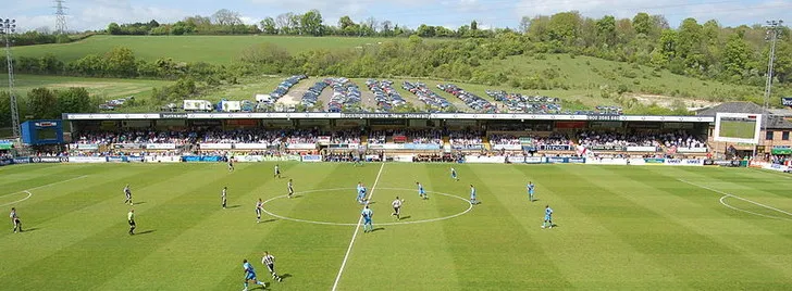 Khung cảnh trận đấu giữa Wycombe Wanderers và Notts County tại sân Adams Park