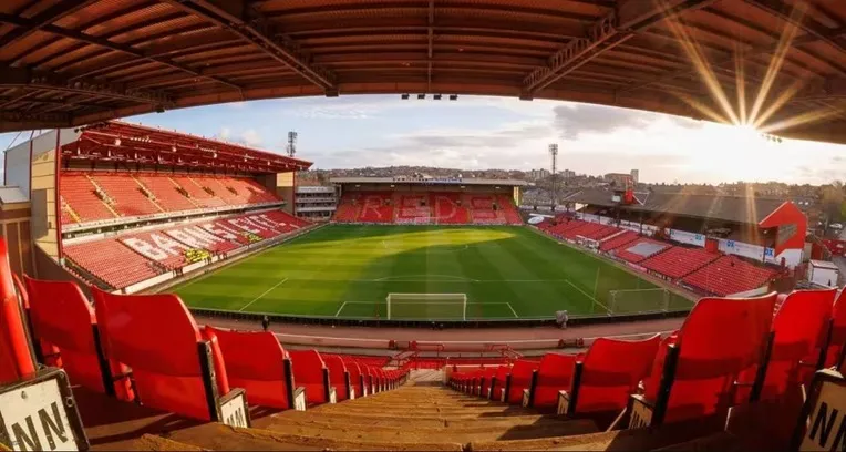 Khung cảnh từ khán đài Oakwell Stadium, cho thấy tầm nhìn rộng mở ra sân