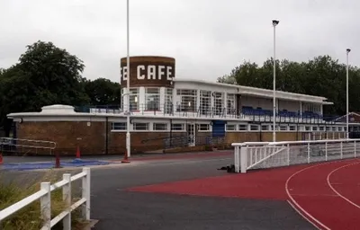 Kiến trúc độc đáo của Pavilion chính tại Sân vận động Queen Elizabeth II, biểu tượng lịch sử bóng đá Enfield
