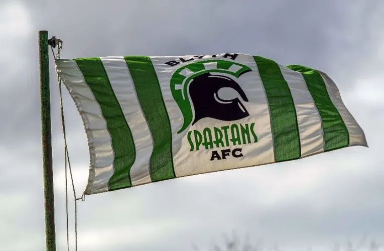 Lá cờ Blyth Spartans tung bay đầy tự hào tại sân nhà Croft Park