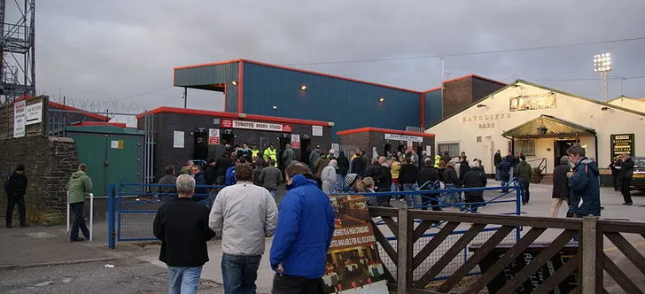 Lối vào các khán đài phía Nam và Tây của sân Crown Oil Stadium, hướng dẫn người hâm mộ Rochdale AFC.