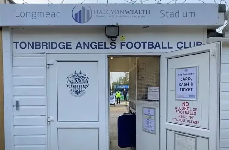 Lối vào chính của Longmead Stadium, chào đón người hâm mộ đến cổ vũ CLB Tonbridge Angels