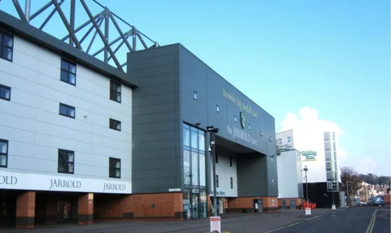 Lối vào chính của sân Carrow Road