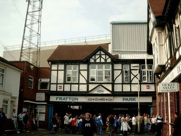 Lối vào chính của sân Fratton Park, nơi chào đón hàng ngàn cổ động viên Portsmouth