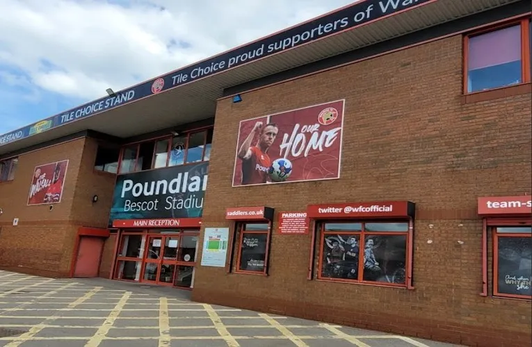 Lối vào chính của sân vận động Poundland Bescot, điểm đến của người hâm mộ Walsall