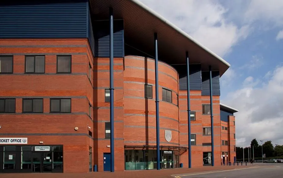 Lối vào chính của sân vận động The Hawthorns, cửa ngõ dẫn vào thánh địa của West Bromwich Albion, thu hút người hâm mộ bóng đá Anh.