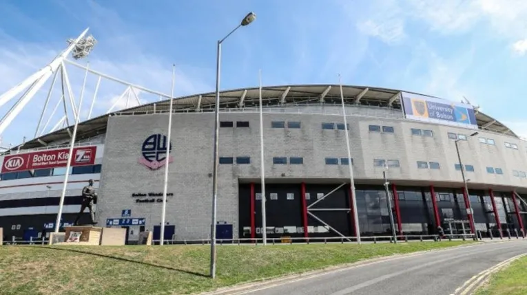 Lối vào chính hoành tráng của sân Toughsheet Community Stadium của CLB Bolton Wanderers