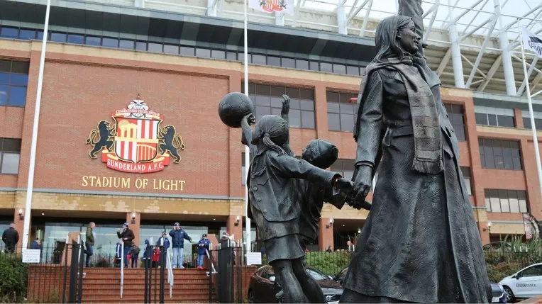 Lối vào chính hoành tráng của Sân vận động The Stadium of Light, chào đón người hâm mộ Sunderland
