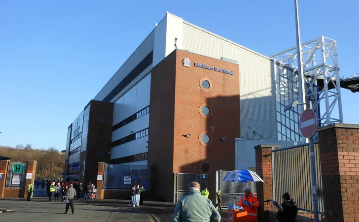 Lối vào chính sân Ewood Park, biểu tượng chào đón người hâm mộ Blackburn Rovers