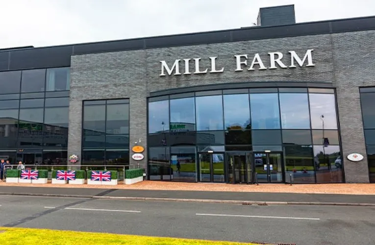 Lối vào chính sân Mill Farm