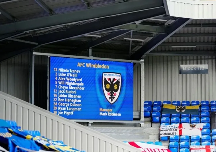 Màn hình lớn hiển thị thông tin trận đấu tại Plough Lane của AFC Wimbledon