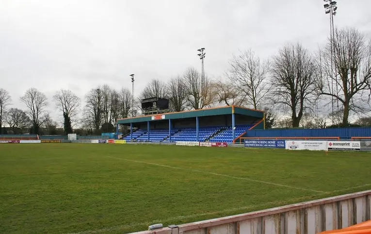 Mặt cắt ngang khán đài Cressing Road Supporters Stand, cung cấp cái nhìn về sức chứa và thiết kế của một phần sân Braintree Town