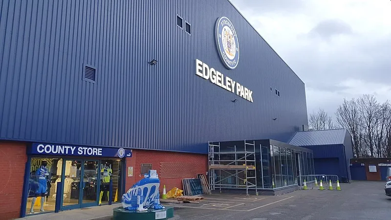 Mặt ngoài khán đài Cheadle End và cửa hàng bán đồ lưu niệm tại Edgeley Park