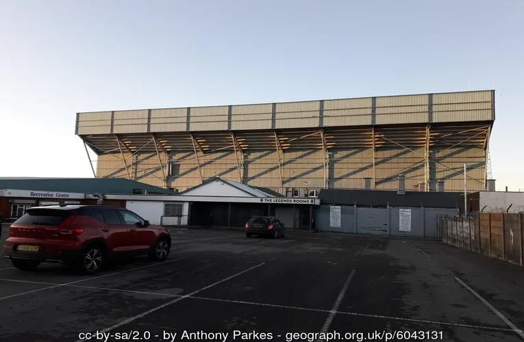 Mặt ngoài sân vận động Prenton Park, thể hiện kiến trúc tổng thể và lối vào