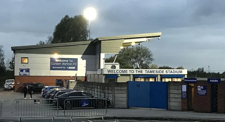 Mặt ngoài và lối vào sân Tameside Stadium Ashton