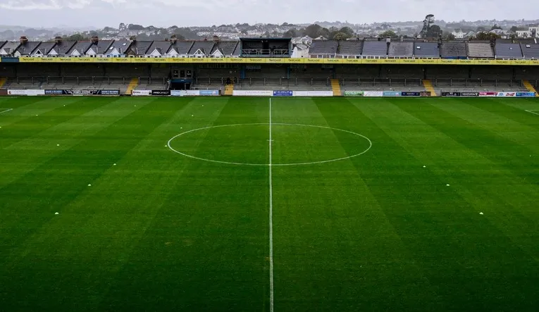Mặt sân cỏ Plainmoor Stadium trong điều kiện hoàn hảo, sẵn sàng cho các cuộc đối đầu nảy lửa